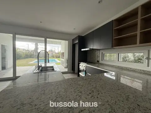 Casa 4 ambientes con 3 baños