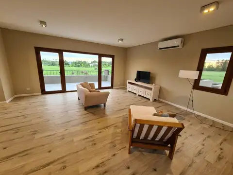 Casa en Alquiler con 2 cocheras