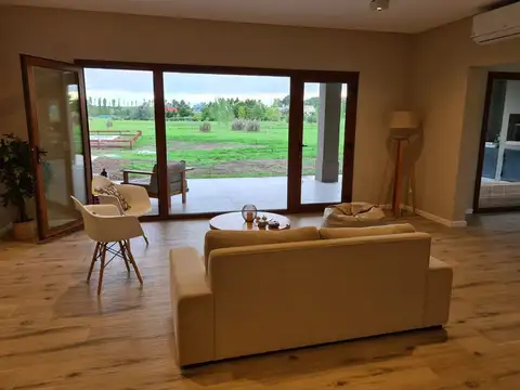 Casa 5 ambientes con 3 baños