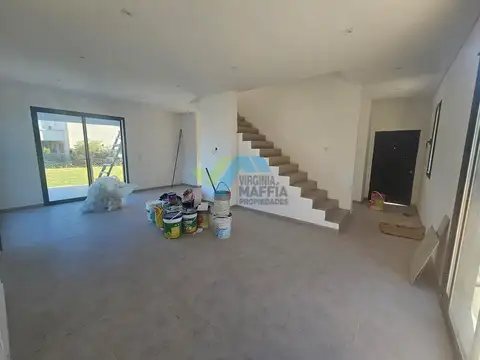Casa en Venta con 3 cocheras