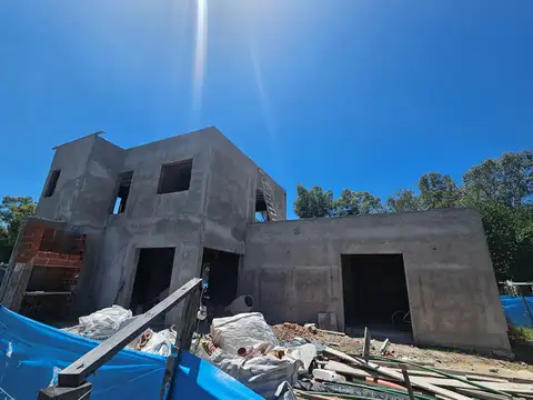 Casa en Venta con 3 cocheras