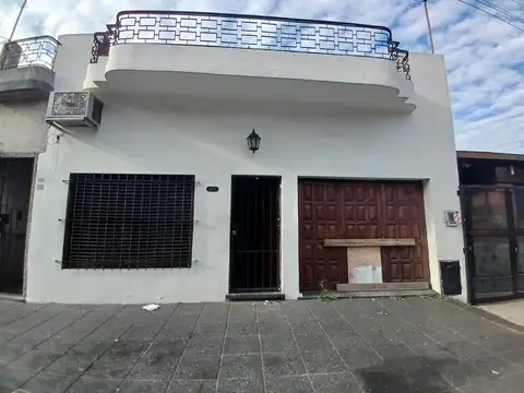 Casa de 3 ambientes con cochera en muy linda ubicación