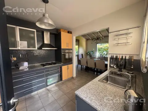 Casa en Venta con 2 cocheras