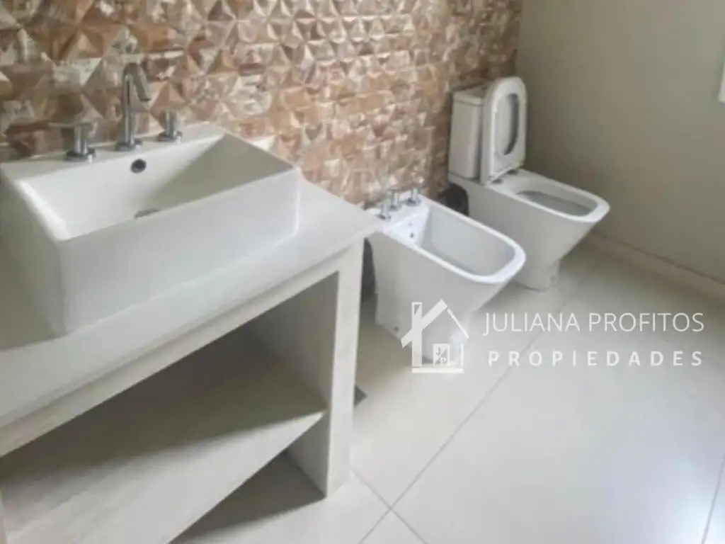 Casa - 300  m² Cubierta | 4 dormitorios | A Estrenar | 3 baños | 5 ambientes | 800  m² Terreno