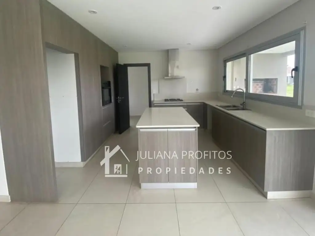 Casa en Venta - 4 dormitorios - USD 599.000