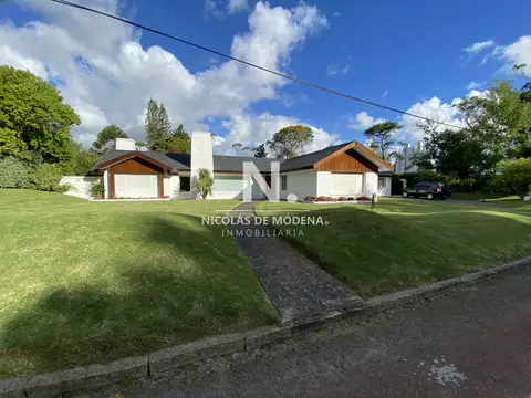 Impecable Residencia en la mansa a pasos del mar de 3 dormitorios , Punta del Este 