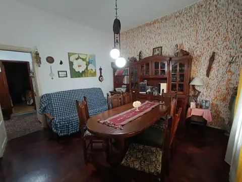 Casa 6 ambientes con 2 baños