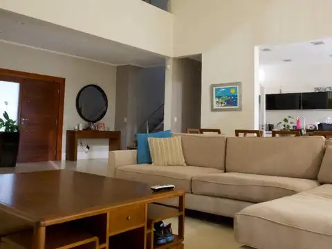 Casa en Venta con 4 cocheras