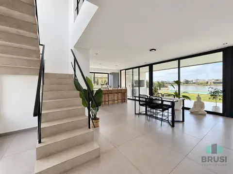 Casa 5 ambientes con 3 baños