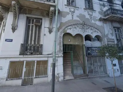 Imponente hotel a reciclar en esquina de pleno Once