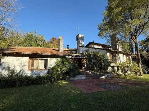 Casa En Venta en Bella Vista - 5 dormitorios - Pileta y Gran Parque sobre lote de 1390mts2 totales.