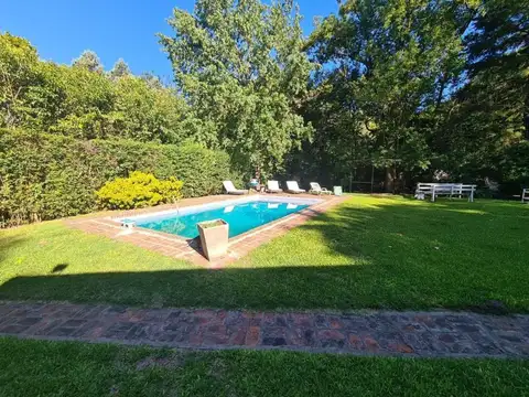 Excelente quinta con casa de huéspedes y quincho