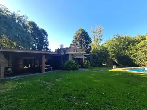 Excelente quinta con casa de huéspedes y quincho