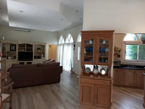 Casa en venta - 5 Dormitorios 3 Baños - Coronel Brandsen