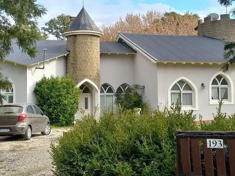 Casa en venta - 5 Dormitorios 3 Baños - Coronel Brandsen