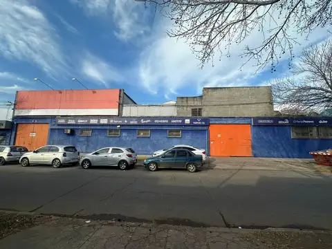 Alquiler galpón y oficinas en zona Sur
