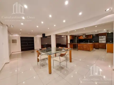 Casa con jardin - 4 ambientes -  en  Lomas de Zamora