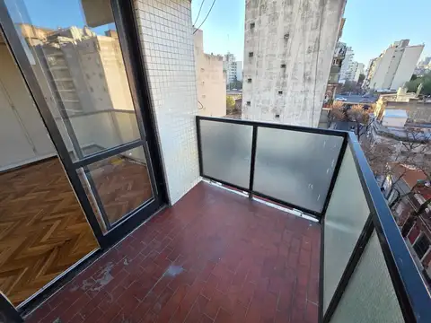 ALQUILER 3 AMBIENTES AL FRENTE CON BALCÓN. VISTA PANORÁMICA