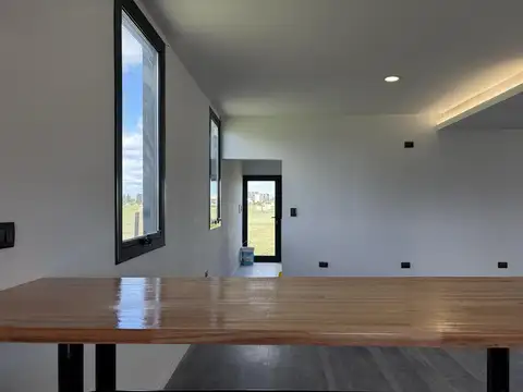 Casa en Venta con 4 cocheras