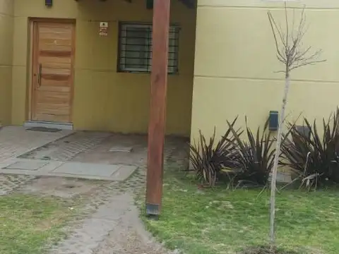 Casa - Alquiler - Argentina, Ezeiza - EMILIO MITRE 987
