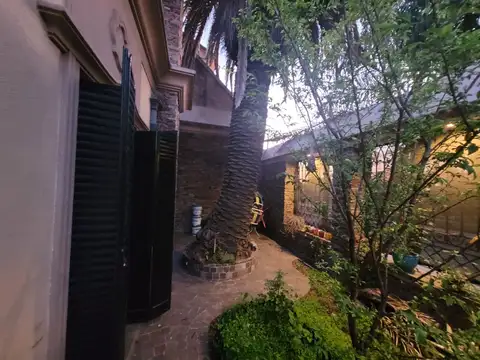 CHALET, 2 PLANTAS DE 9 AMBIENTES UNICO EN SU ZONA