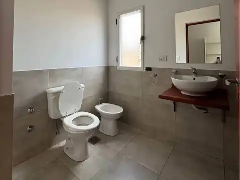 Casa 4 ambientes con 2 baños