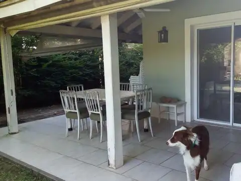 Casa en Alquiler con 3 cocheras