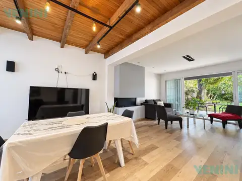 Casa en Venta con 2 cocheras