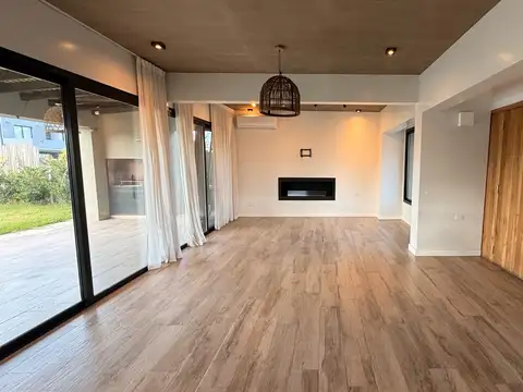 Casa en Alquiler con 2 cocheras