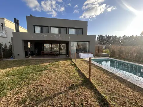 Casa en Alquiler con 2 cocheras