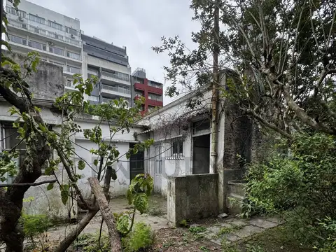 Lote en venta con construcción a reciclar en La Plata