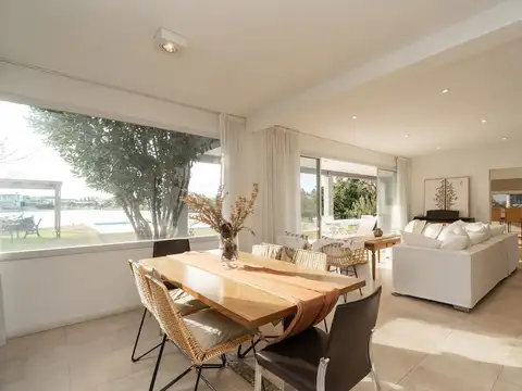 Casa en Venta con 3 cocheras