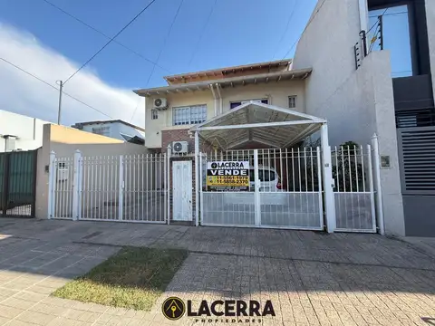 Venta de Triplex con patio en Carapachay