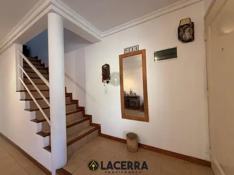 Venta de Triplex con patio en Carapachay