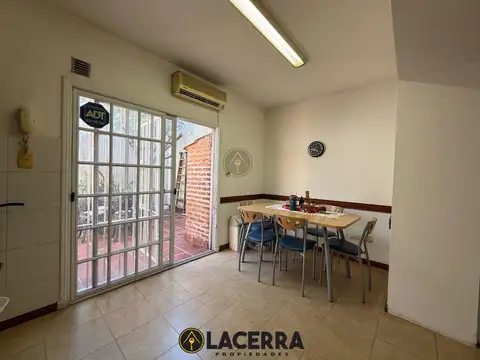 Venta de Triplex con patio en Carapachay