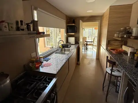 Casa 5 ambientes con 2 baños