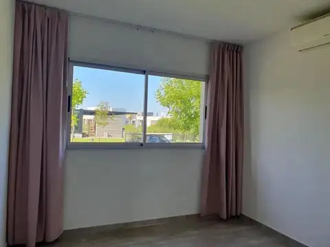 Casa en Alquiler con 3 cocheras