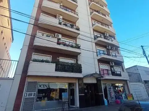 2 ambientes con cochera, alquiler incluye Imp. Municipal