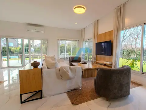 Casa en Venta con 3 cocheras