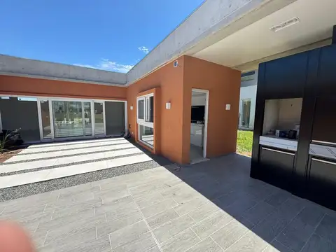 ALQUILA CASA 4 AMB  BARRIO GREENVILLE