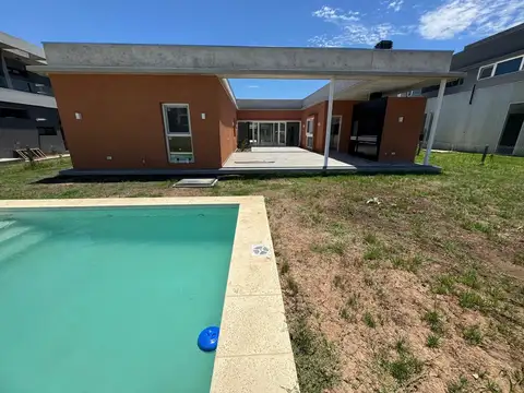 Casa en Alquiler en Countries y Barrios Cerrados en Berazategui, USD 3.000
