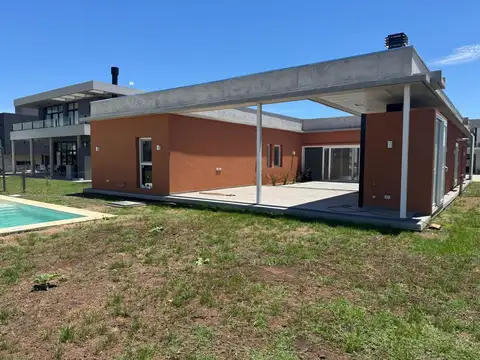 Casa 4 ambientes con 3 baños