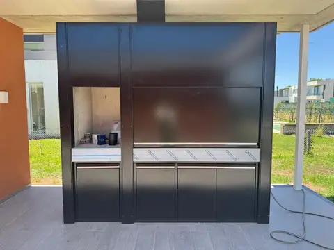 Casa en Alquiler con 2 cocheras