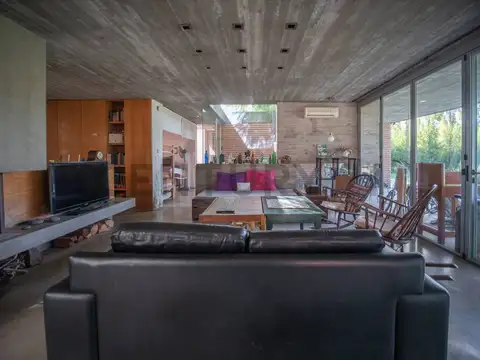 Casa 5 ambientes con 2 baños