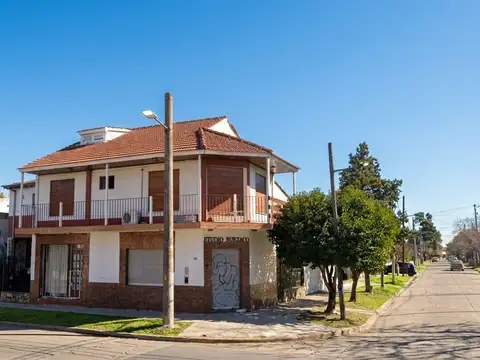 Excelente Inmueble Multiparcelario - Casa, 2 Deptos y Local - Burzaco