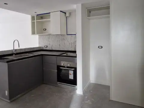 Monoambiente divisible al frente, ubicado en 4° piso, con balcón aterrazado y parrilla propia.