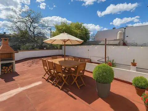Venta de casa de 4 ambientes en esquina, con patio y terraza.