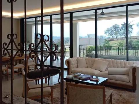 Casa 6 ambientes con 5 baños