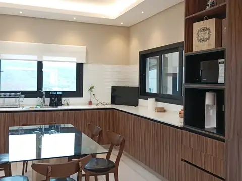 Casa de categoría en VENTA en Valle Escondido con 700m2 construídos 100
