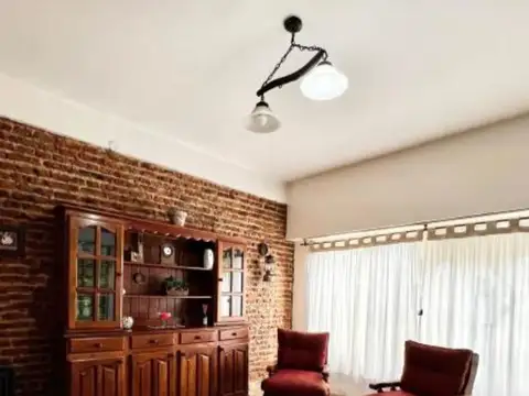 Casa 6 ambientes con 2 baños